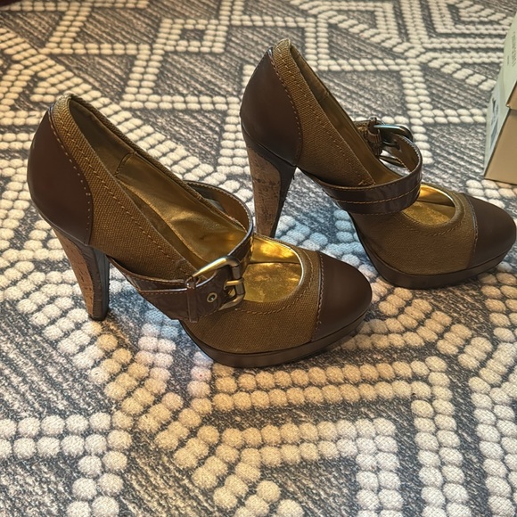 GUC 4 inch pumps by Charles David. Size 7B. Olive and brown. - Picture 2 of 13